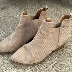 Universal Threads Tan Ankle Chelsea Boots - Size 11